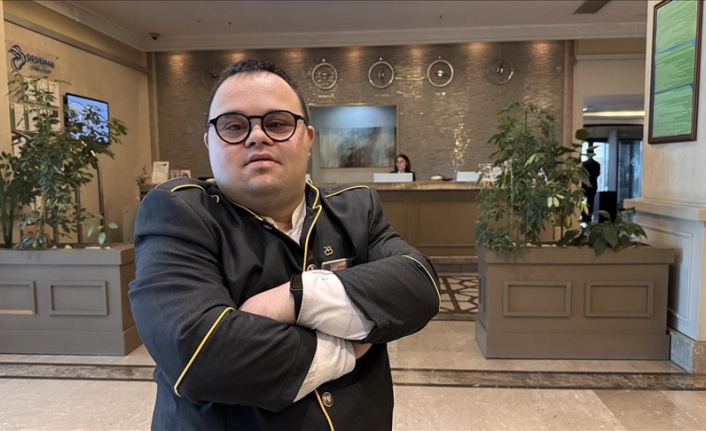 Down sendromlu Emre, güler yüzüyle çalıştığı otele renk katıyor