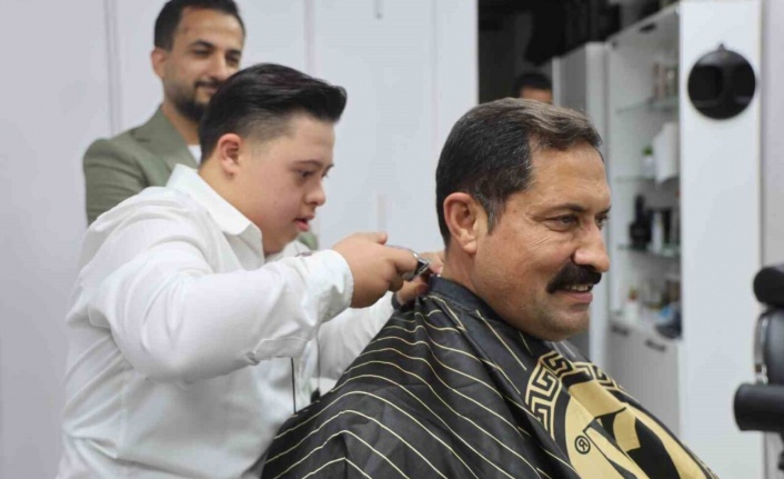 Down Sendromlu Kuaför Şükrü Dağlı’nın İlk Müşterisi Hatay Valisi Oldu