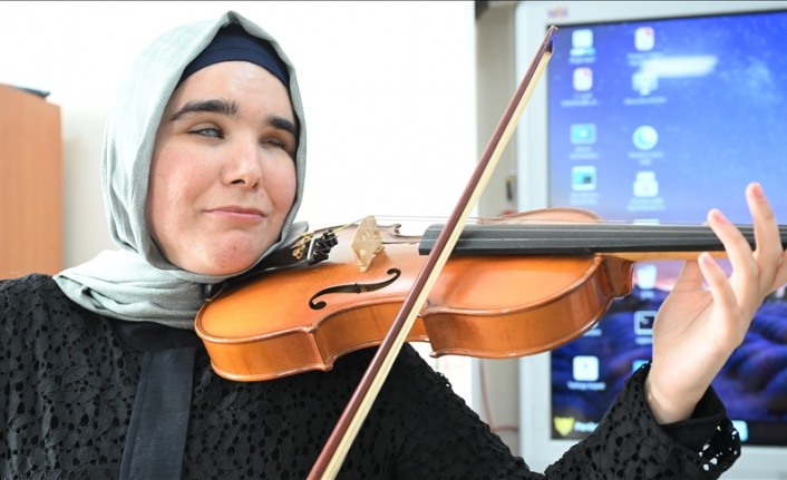Görme engelli müzik öğretmeni, melodilerle öğrencilerine ilham oluyor