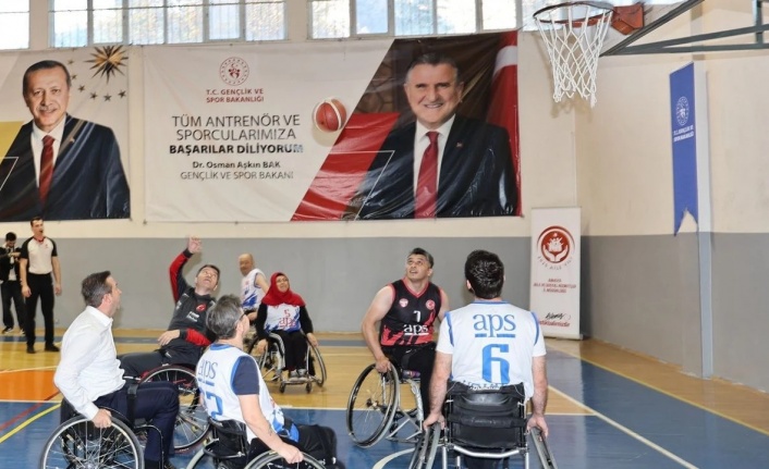 Protokol ile ampute basketbol takımı maç yaptı