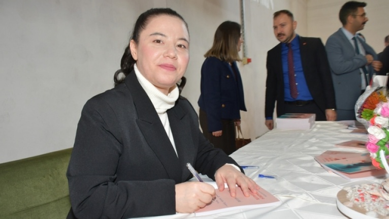Ruhsal engelli kadın, şiir kitabıyla imza günü düzenledi