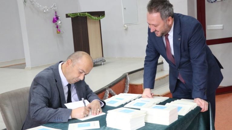 Siirt'te zihinsel engelli Aslan Çevik şiir kitabı yazdı