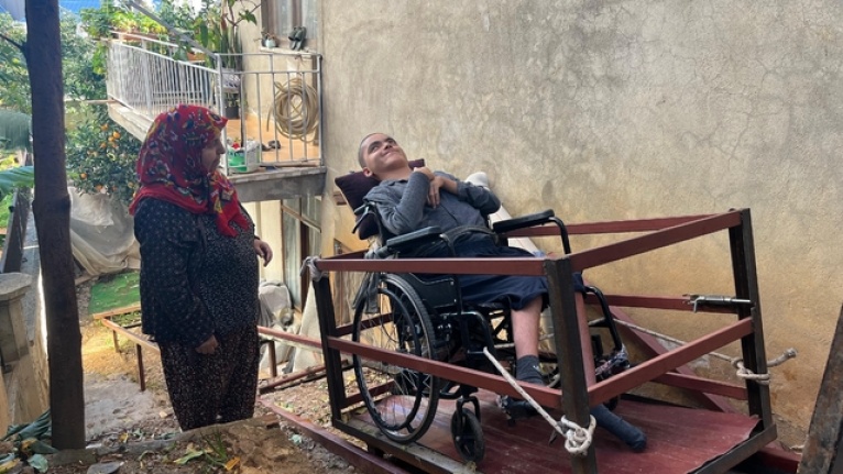 "Üvey oğlum" demedi, engelli oğluna eğitimi için hamallık yaparak evine raylı sistem kurdu