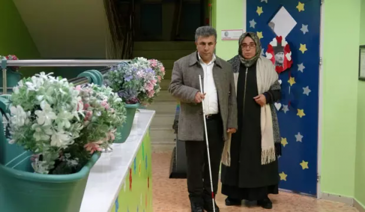 Görme engelli eşine 22 yıldır destek oluyor