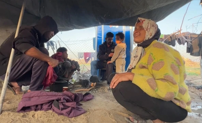 Görme engelli Filistinli anne-baba, derme çatma çadırlarında çocuklarının yardımıyla yaşamaya çalışıyor