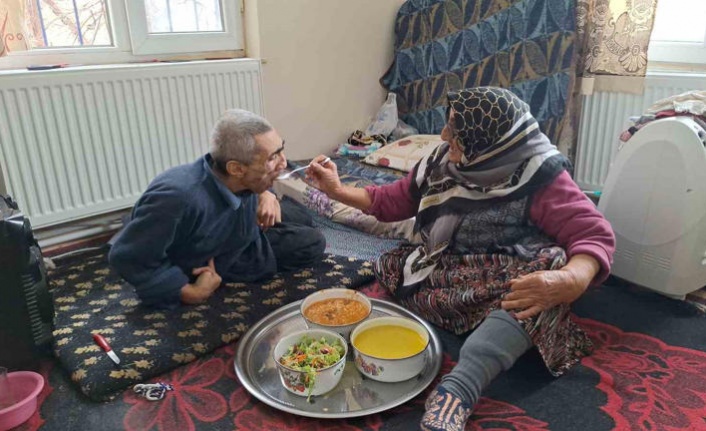 Yaşlı kadın engelli oğluna 61 yıldır bebek gibi bakıyor