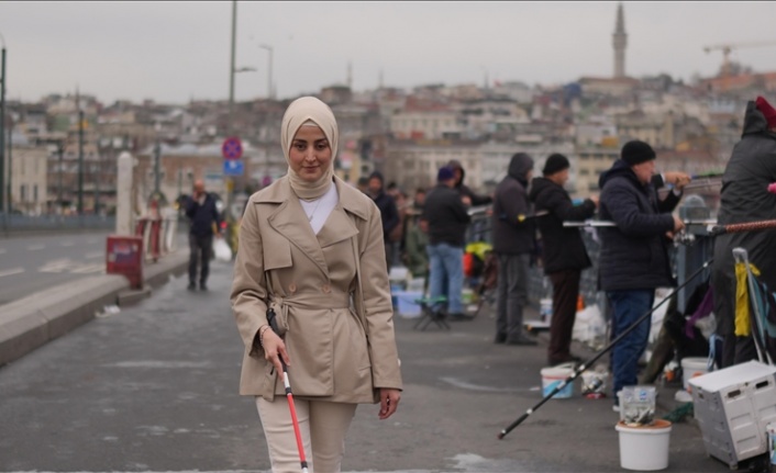 Doğuştan görme engelli sosyolog metropoldeki erişim engellerini sosyal medyada görünür kılıyor