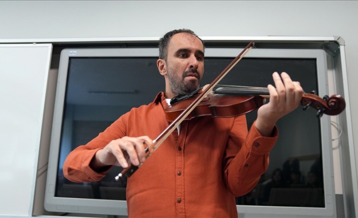 Görme engelli müzik öğretmeni videolarıyla engellilere bakış açısını değiştirmeye çalışıyor