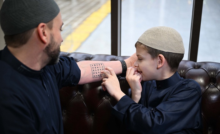 Otizmli İngiliz  Joshua'nın nefret karşıtı kek yolculuğunda hedef Türk camilerini ziyaret etmek