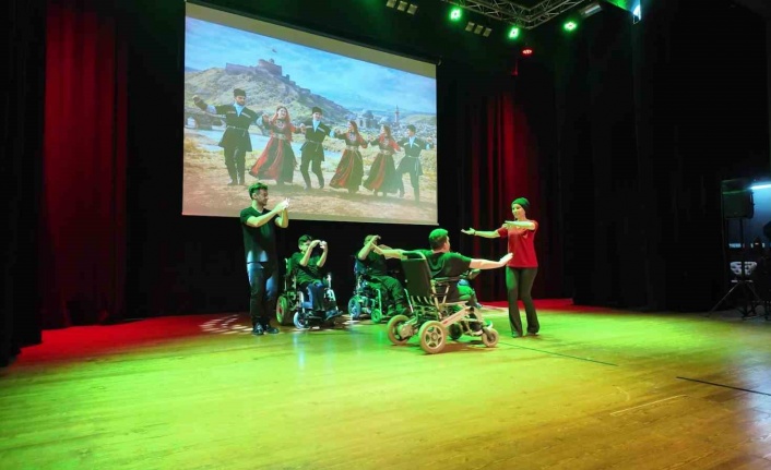 7 ay süren emek, tekerlekli sandalyeli bireylerin dansıyla sahneye taşındı