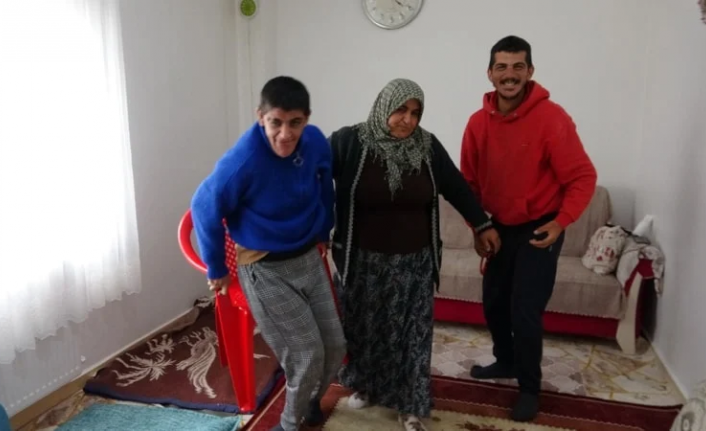 Engelli çocuklarına hem anne hem baba oldu