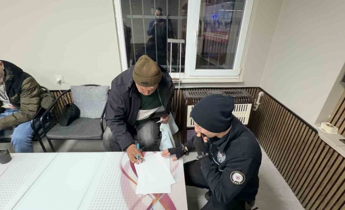 Engelli vatandaş bulduğu parayı polise teslim etti