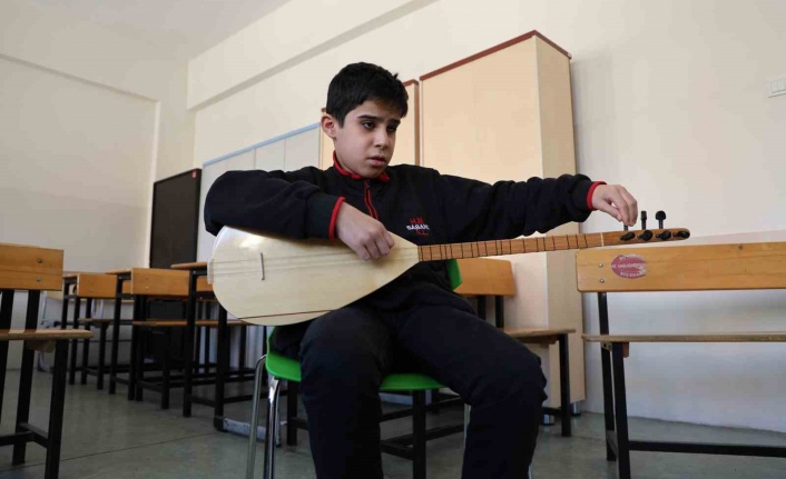 Görme Engelli Genç Ömer, Müziğin Ritmini Hissederek Bağlama Çalıyor