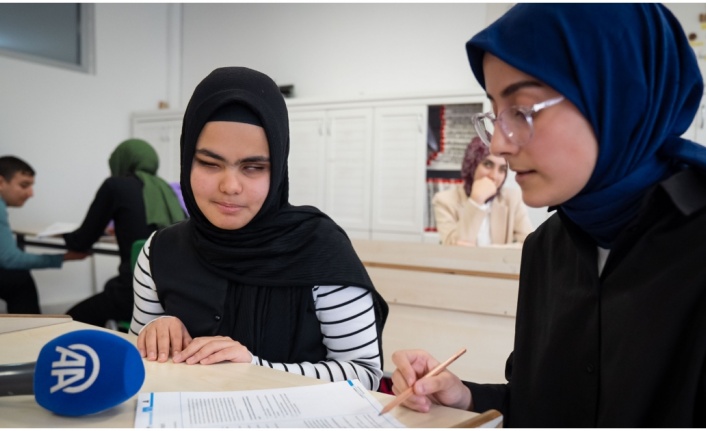 Görme engelli lise öğrencileri, akranlarının sesiyle sınavlara hazırlanıyor