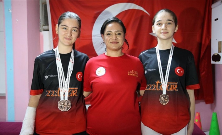 İşitme engelli kardeşlerin hedefi tekvandoda milli formayı giymek