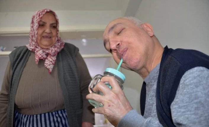 Polis memuruyken engelli kalan oğluna 22 yıldır bakıyor