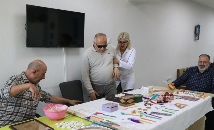 Atık malzemelerle ev aksesuarları yaparak bütçelerine katkı sağlıyor.