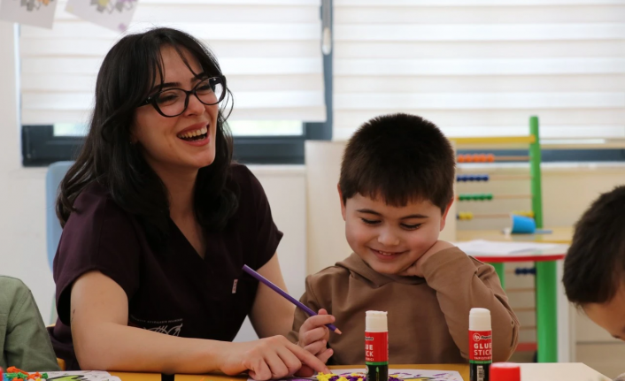 İşitme engelli ailesini taklit eden çocuk eğitimle konuşmaya başladı
