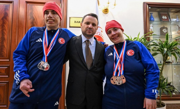 Otizmli ikizler, dünya kayak şampiyonalarında madalyalar kazanarak 2030 hedefini gözetiyor