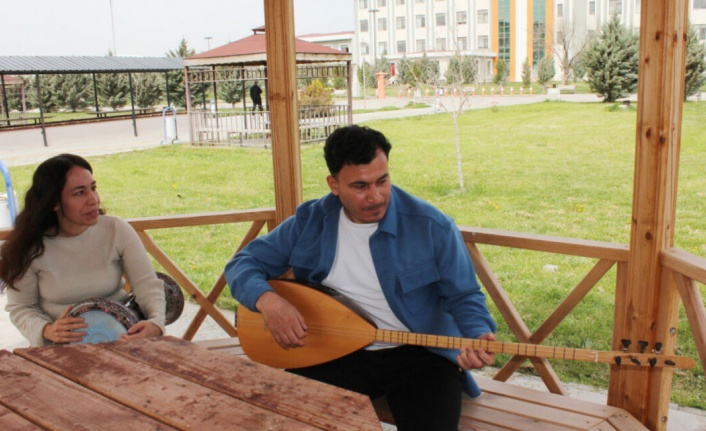 üzde 90 görme engelli kardeşler hem okuyor hem de müzisyenlik yapıyor