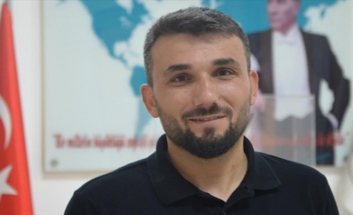 Bursa'da müdür yardımcısı sırtladığı engelli öğrenciyi merdivenlerden indirdi