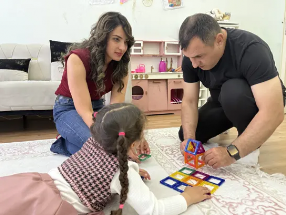 Görme engelli anne, kızına okuyabilmek için kabartma kitap hazırlıyor