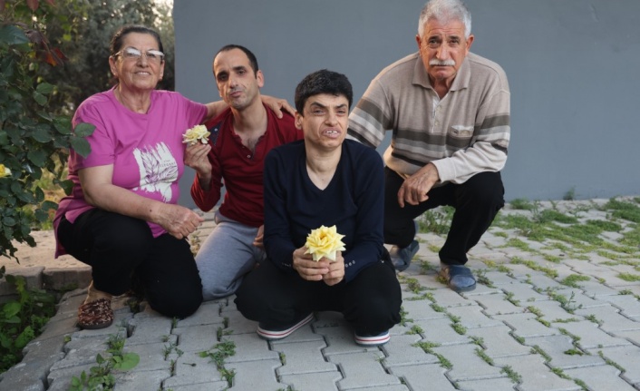 Ömrünü adadığı 3 engelli evladına gözü gibi bakıyor