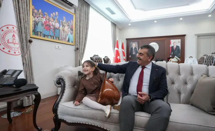 Müzik tutkunu görme engelli Nil, Bakan Tekin'i ziyaret etti