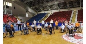 Belediye başkanı, engelli sporcularla basketbol oynadı