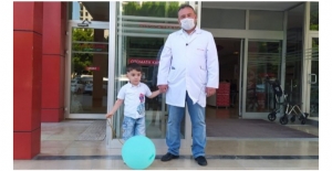 4 yaşındaki işitme engelli Muhammed'e biyonik kulak takıldı.