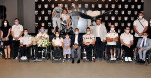 Beşiktaş Başkanı Çebi'den engelli taraftarın babasına 'Yılın Babası' ödülü