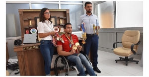 Engelli milli sporcuya tekerlekli sandalye hediyesi