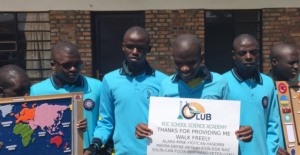 Lise öğrencileri görme engelli Afrikalı öğrencilere yardım ediyor