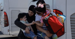 Suriyeli engelli çocuk annesi ve kız kardeşine kavuştu