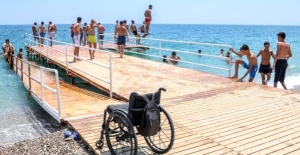 Engelliler için yapılan plajı işgal ettiler