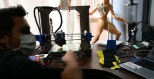 Engelli çocuklar için 3D yazıcıyla protez uzuv üretiyor