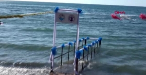 Engellilerin denize girebilmesi için rampa yapıldı