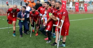 Ampute Futbol Türkiye Kupası şampiyonu olaylı bir final maçıyla belli oldu