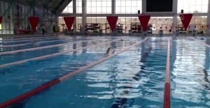 Zihinsel engelli çocuklar yüzerek engellerini aşıyor