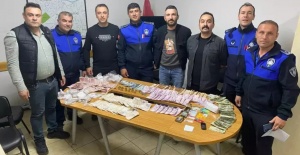 Görme engelli taklidi yapan dilencinin üzerinden 32 bin lira çıktı