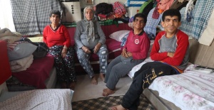 3 engelli çocuğuna yıllardır gözü gibi bakıyor