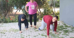 Emekleyerek yaşam süren 3 engelli evladına ömrünü adadı