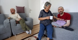 Engelli iki oğluna şefkatle bakıyor