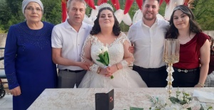 Baba çok sevdiği engelli kızı için düğün yaptı.