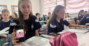 QR kodla seslendirip, yazdıkları kitapla görme engelli çocuklara 'masal' dinlettiler