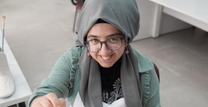 Ailesi ikna edilerek resim eğitimi verilen özel gereksinimli genç sergi açmaya hazırlanıyor