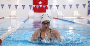Milli paralimpik sporcu Melda Kolayca olimpiyat için yüzüyor