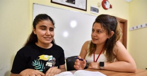 İlk 10 bine giren görme engelli Nazalin, AÜ İletişime yerleşti