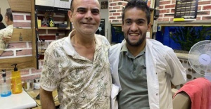 Mahalle berberi, 16 yıldır müşterisi olan zihinsel engelli Faruk’u evladı gibi sahiplendi