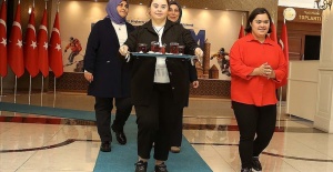 Down sendromlu Çağla ve Elif, istihdam edildikleri valiliğe neşe kattı